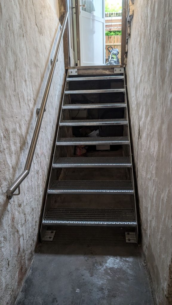 Eisenleiter mit offenen Türen