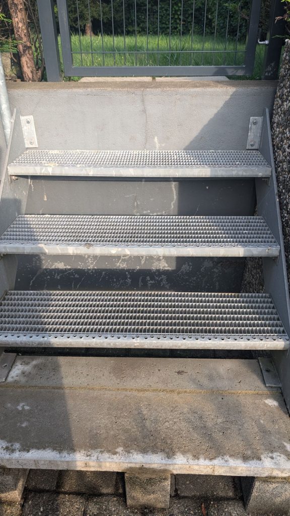 Metallene Treppe mit Gitterstufen