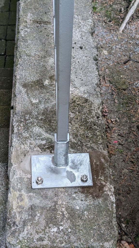 Stützpfosten auf dem Boden