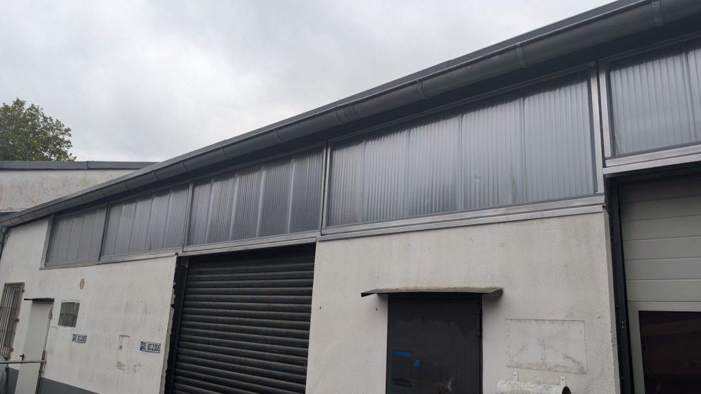 Industriegebäude mit Fensterfront