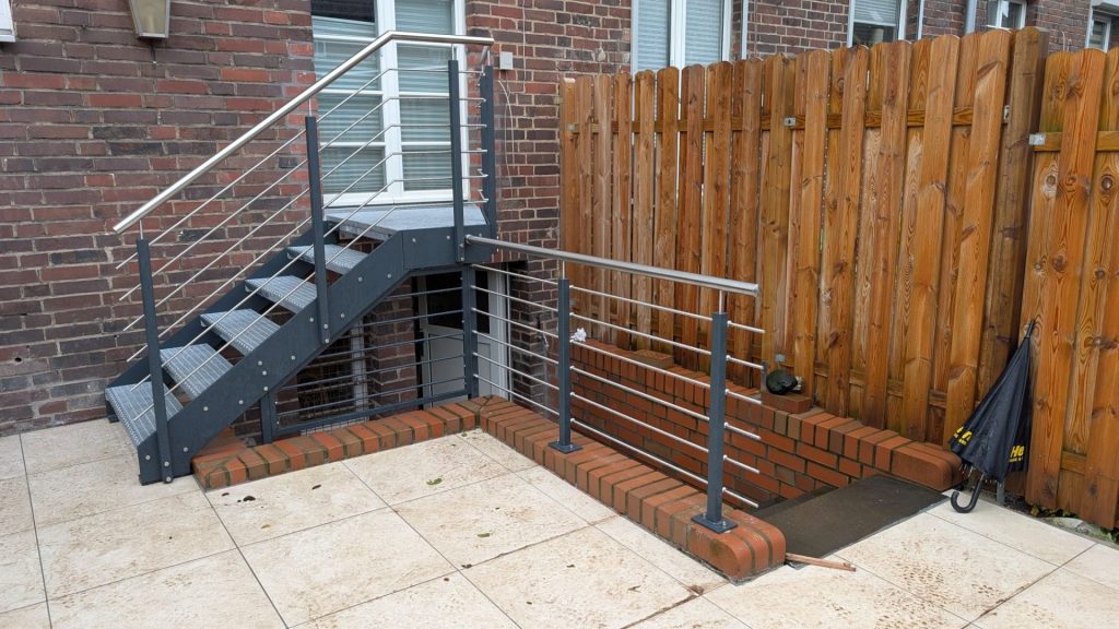 Eingang mit Treppe und Geländer
