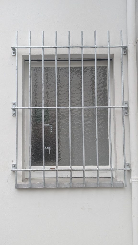 Fenster mit Schutzgitter