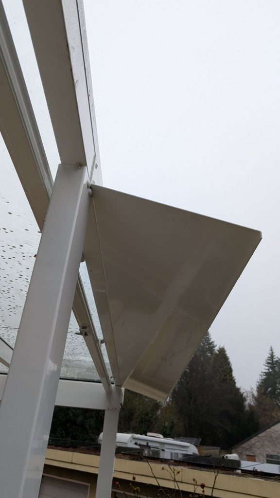 Dach über Terrasse in Grau