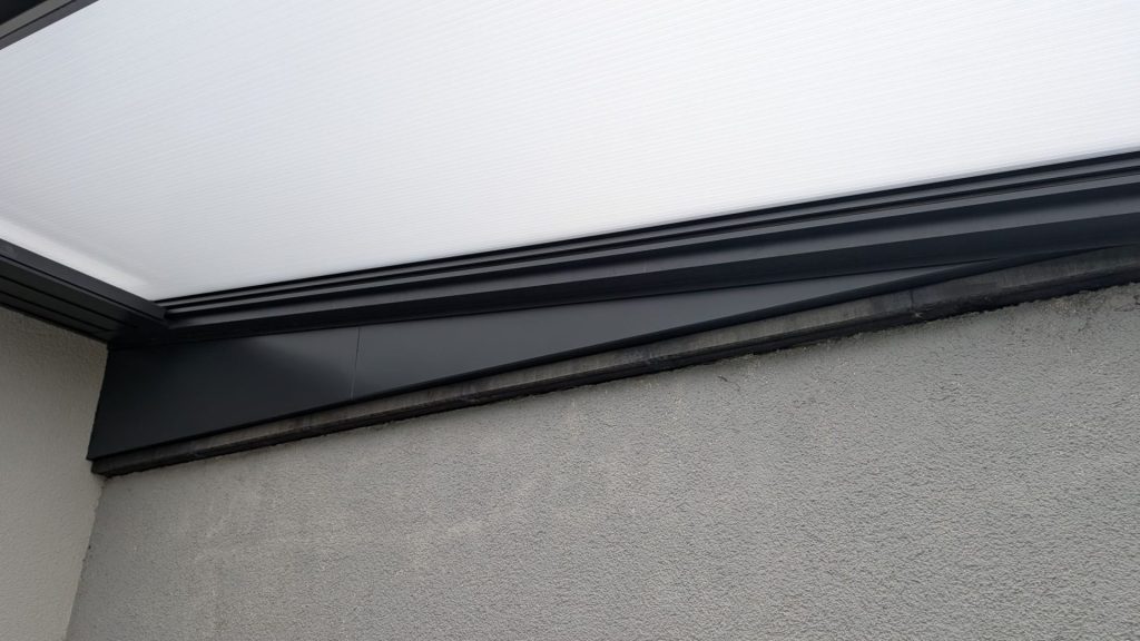 Dachüberstand mit grauer Wand