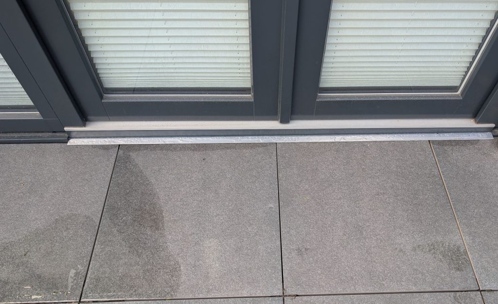 Tür und Bodenbelag Übergang