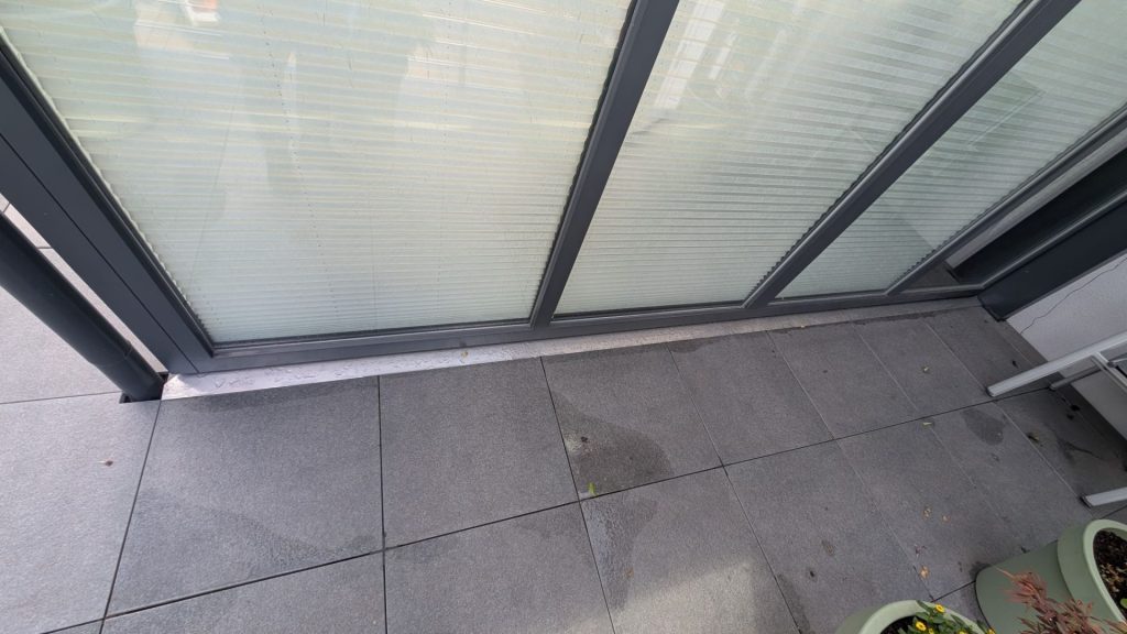 Boden mit Fensterreflexionen