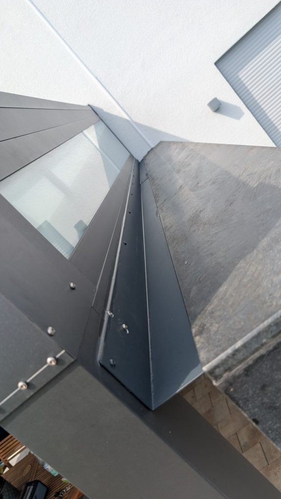 Dachkante mit metallischer Abdeckung