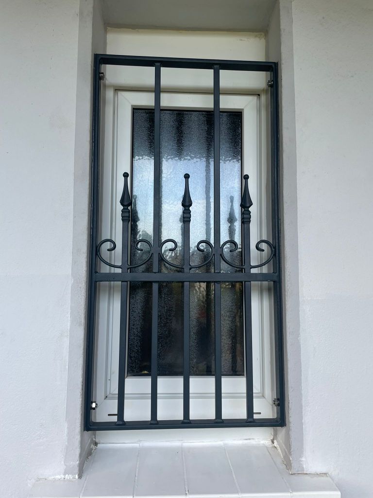 Fenster mit Sicherheitsgitter
