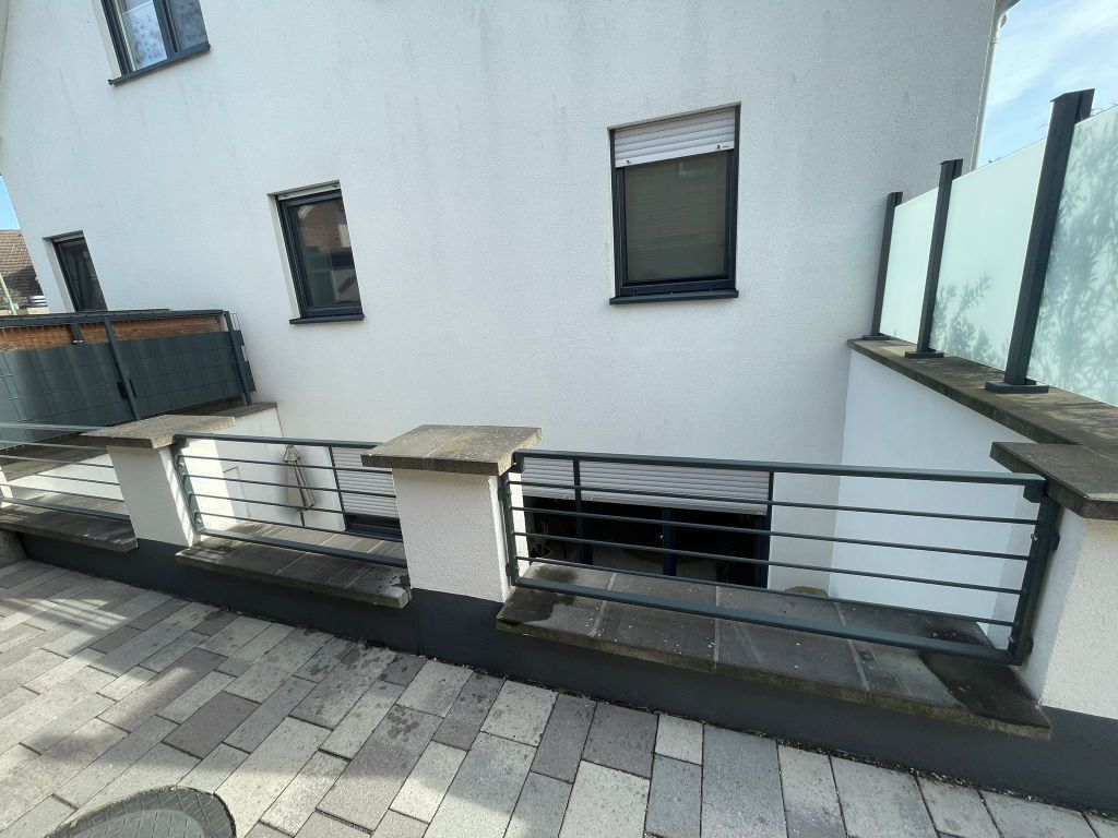 Wand mit Geländer und Fenster